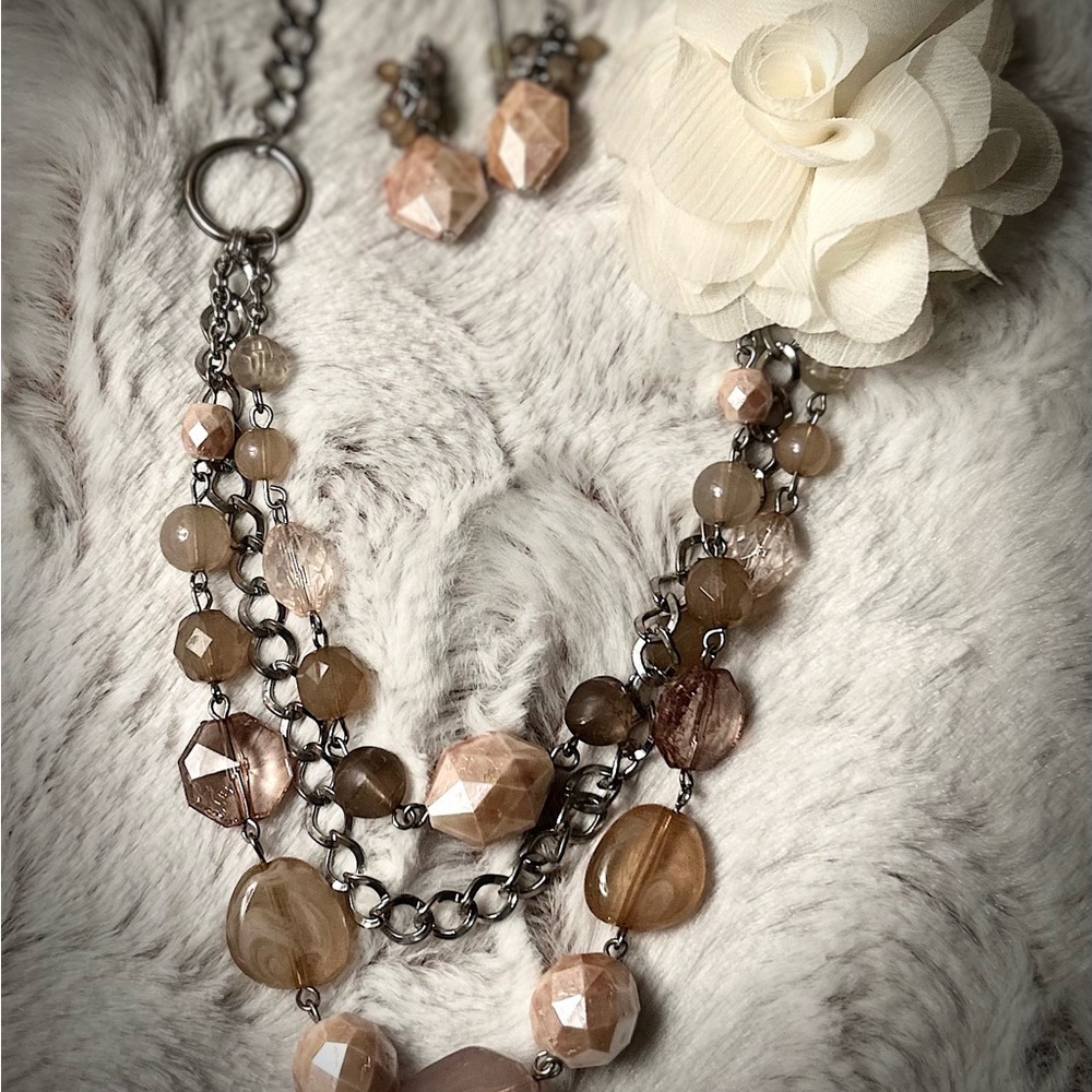 Fun and light matching flower necklace and earrings